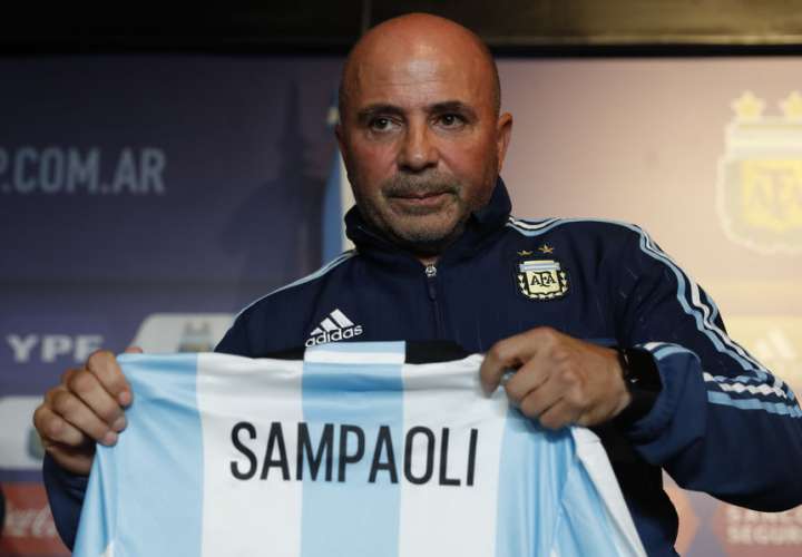 Jorge Sampaoli causa indignación en Argentina/ AP