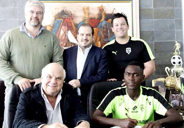 ‘Pistolero’ firma con Costa del Este FC