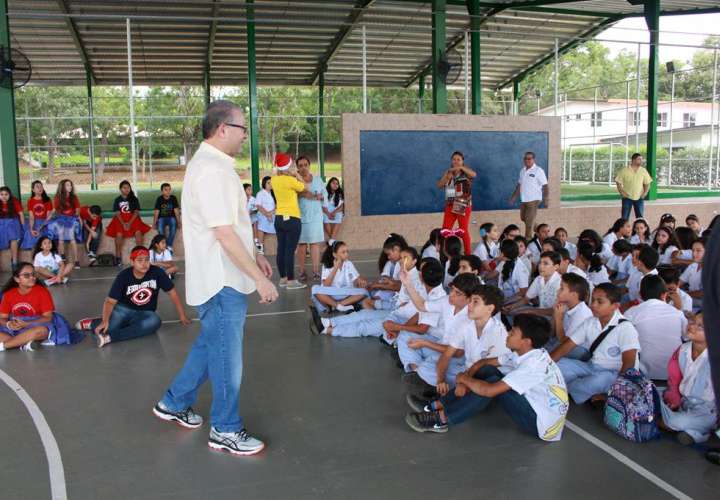 Manuel Cohen junto a niños del Colegio Agustiniano/ Cortesía