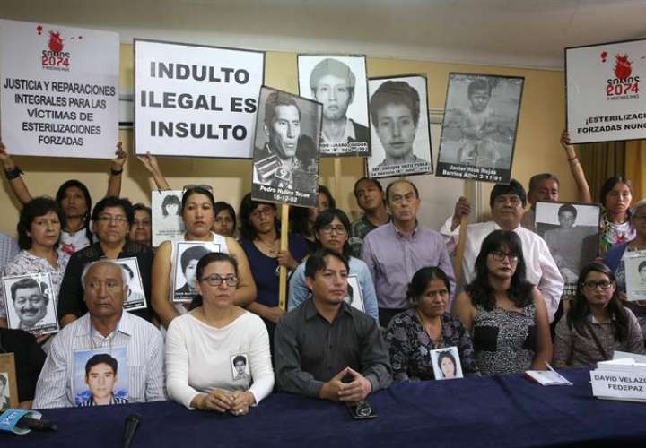 Familiares de las víctimas de las matanzas por las que fue condenado el expresidente Alberto Fujimori explican hoy, 27 de diciembre del 2017, en una conferencia de prensa realizada en la sede de la Coordinadora Nacional de Derechos Humanos de Lima (Perú).
