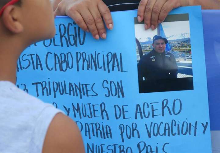 Familiares de los tripulantes del submarino ARA San Juan, desaparecido en aguas del océano Atlántico piden que no se olvide a sus 44 tripulantes durante una manifestación el 15 de diciembre de 2017, en Buenos Aires (Argentina). EFE