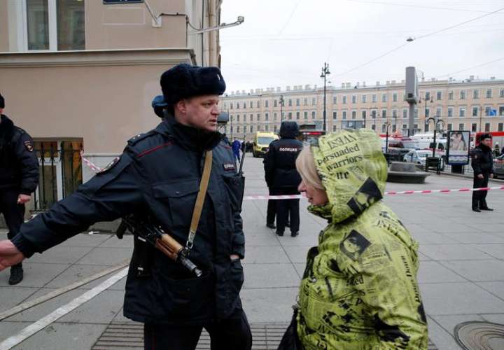 Un policía acordona las inmediaciones del metro de San Petersburgo, Rusia. EFEArchivo
