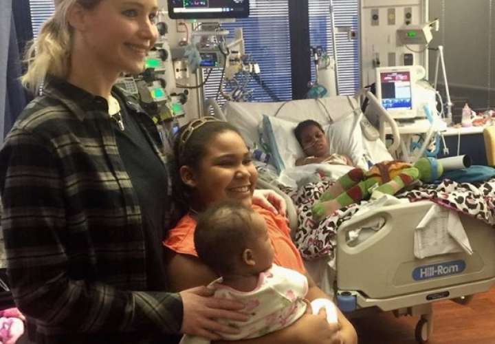 Jennifer Lawrence lleva alegría en Navidad a niños con  cáncer