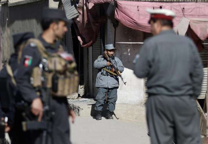 Oficiales de seguridad vigilan en el escenario de un atentado suicida dentro de una madrasa que costó la vida de 40 personas y dejó más de 30 heridos, en Kabul, Afganistán, hoy 28 de diciembre de 2017. EFE
