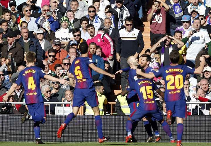 Jugadores del Barcelona en su victoria ante el Real Madrid./ Foto AP