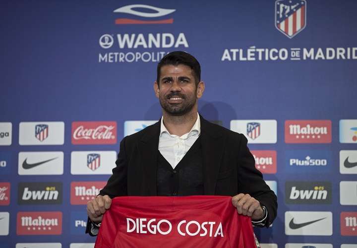 Diego Costa sostiene su nueva camiseta durante su presentación oficial. Foto: AP