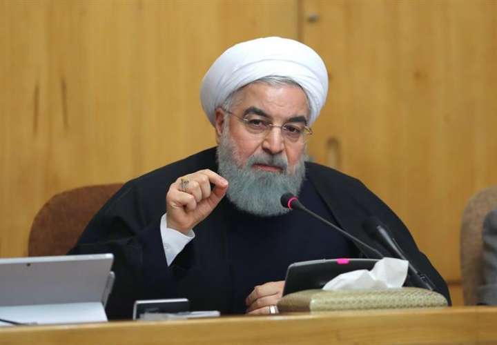 Presidente iraní, Hassan Rouhani habla durante una reunión de gabinete en Teherán, Irán, 31 de Diciembre de 2017. EFE