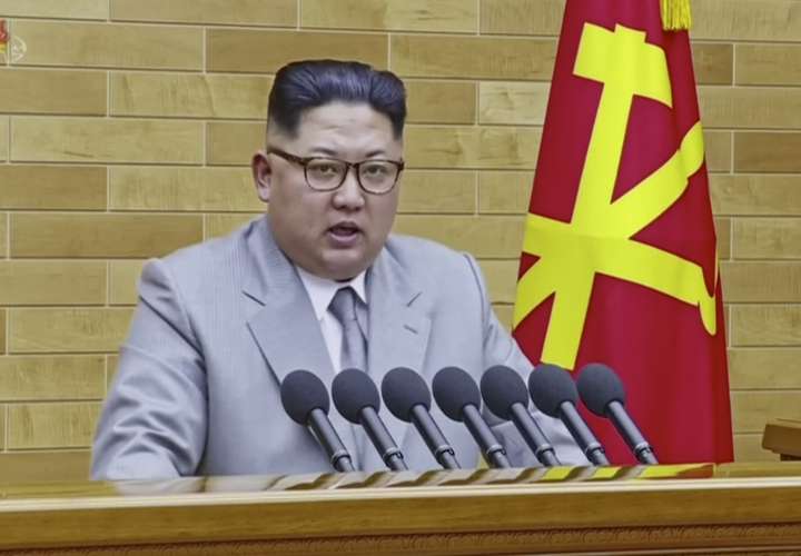 En esta imagen hecha de video dado a conocer en febrero KRT 1, 2018, el líder de Corea del Norte, Kim Jong Un habla en su discurso anual a la ubicación no revelada, Corea del Norte. / AP