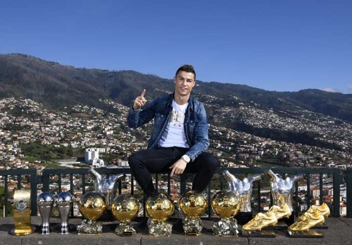 Cristiano Ronaldo posa junto a sus trofeos. Foto: AP