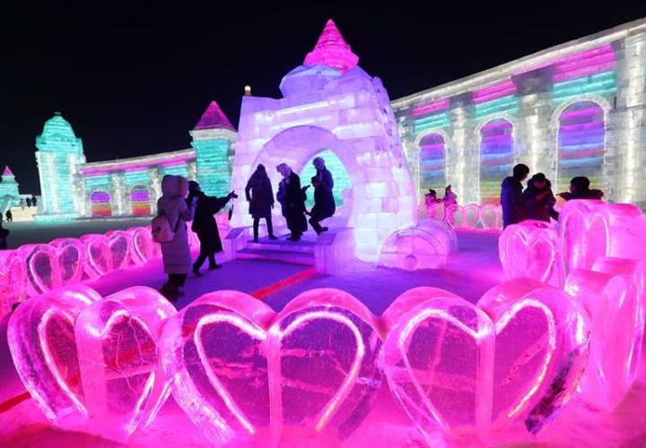 Varias personas visitan las instalaciones en la víspera de inauguración del 34º Festival Internacional de Hielo y Nieve de Harbin (China) hoy. EFE