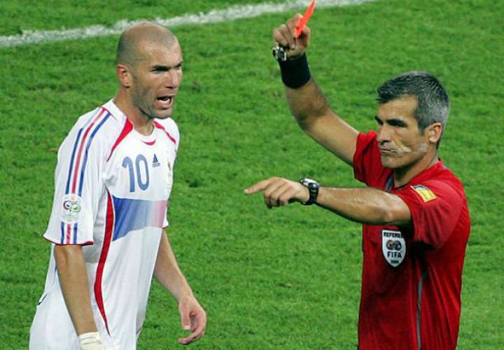 Zinedine Zidane protagonizó una de las tarjetas rojas más recordadas en los mundiales, ya que fue en la final del 2006. AP