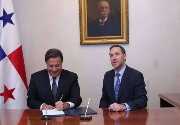 Mandatario de la República, Juan Carlos Varela y el ministro de Comercio e Industria firman la extensión del Control de Precios de la Canasta Básica.