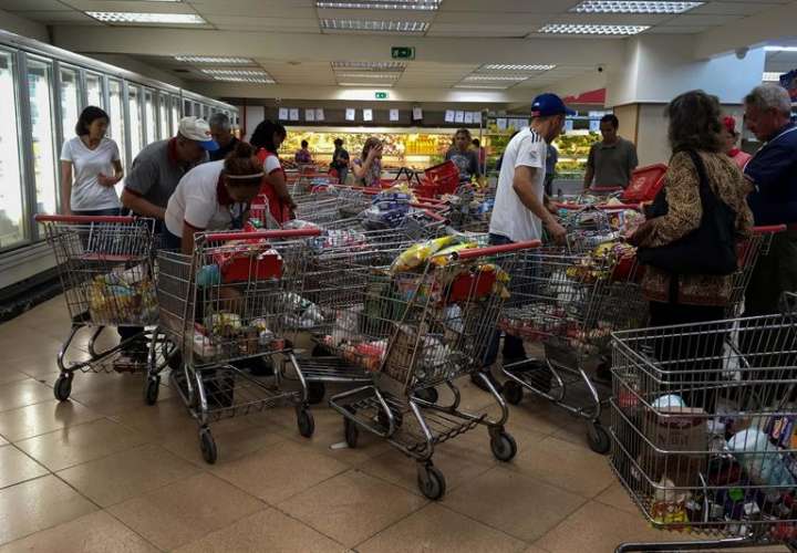 Personas buscan alimentos en un supermercado hoy, sábado 6 de enero del 2018, en la ciudad de Caracas (Venezuela). EFE