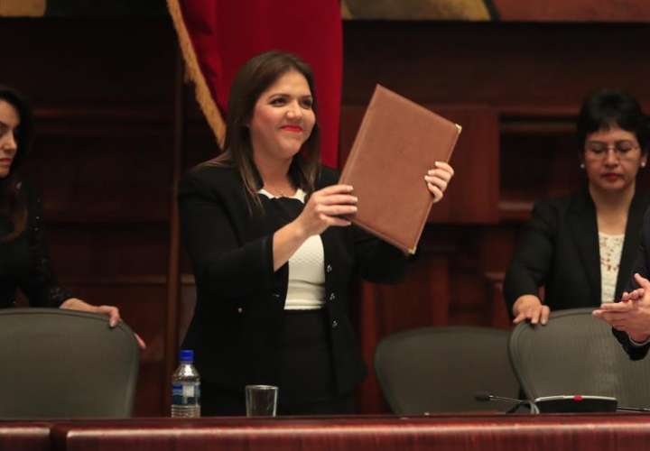 María Alejandra Vicuña jura en el cargo como la nueva vicepresidenta de Ecuador. /  Foto: EFE