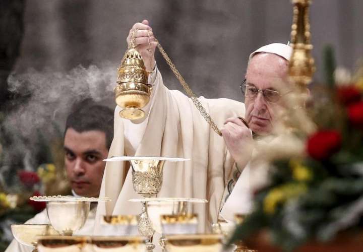 El Papa Francisco lanza un incensario cuando llega para dirigir la misa de Epifanía en la Basílica de San Pedro en la Ciudad del Vaticano, el 6 de enero de 2018. EFE