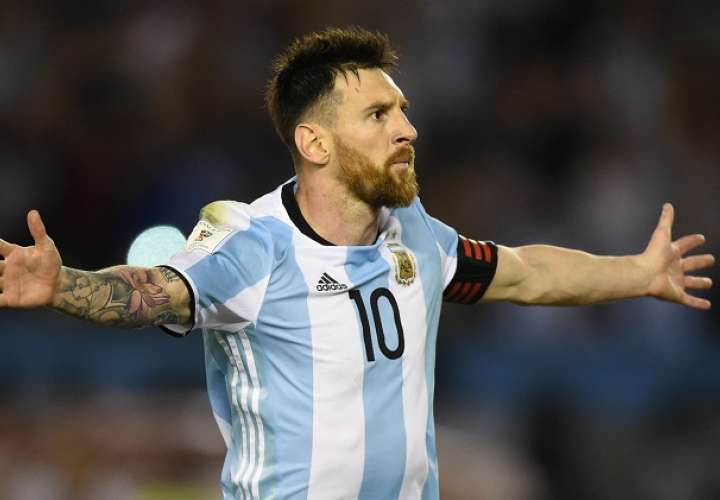 Messi se enfrentará en amistoso a sus compañeros del Barcelona. Foto: EFE