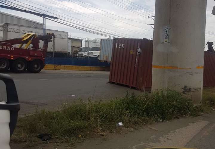 Se requirió de una grúa para mover el contenedor. /  Foto: @TraficoCPanama