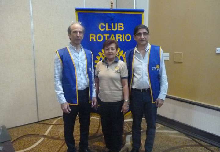 Ariel Abadi (Presidente de los rotarios), María Cristina Reyes (Proyecto Nevosh) y Arnufo Quirós (vicepresidente).