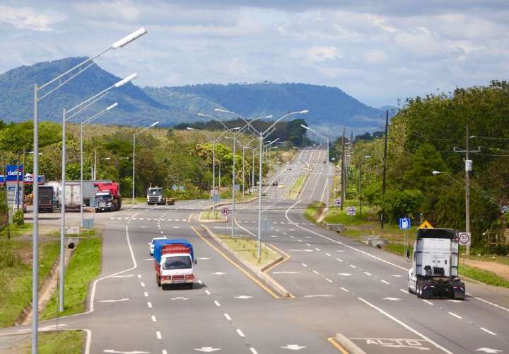 Varela inaugura carretera que licitó ‘El Loco’