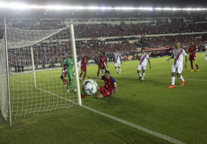 Blas Pérez protagonizó uno de los tantos más polémicos en la eliminatoria, al anotar un gol que no cruzó la línea. Anayansi Gamez