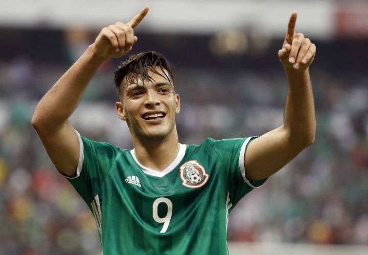 Raúl Jiménez quiere ser parte de la delantera de México que jugará en el Mundial de Rusia 2018. Foto AP