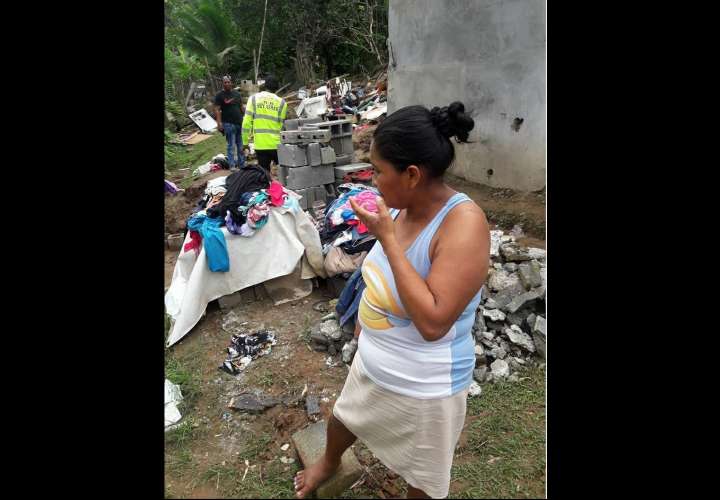 Dos mujeres habían quedado atrapadas entre el lodo y parte de la vivienda que colapsó. /  Foto: Diómedes Sánchez