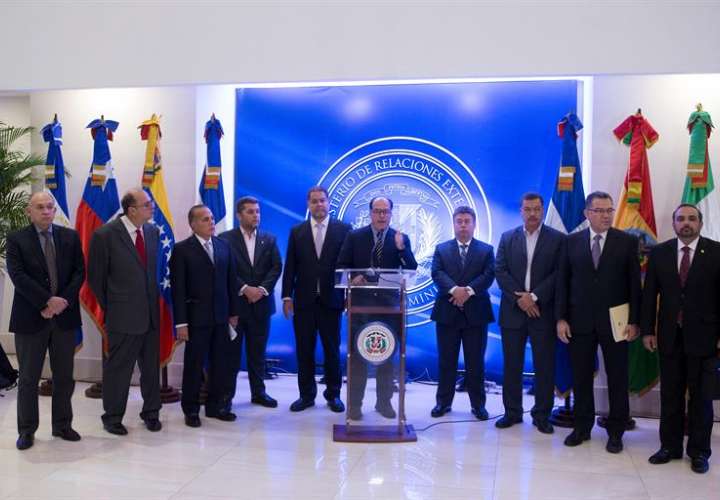 El diputado venezolano Julio Borges (c), acompañado por varios líderes opositores, habla al finalizar la reunión entre representantes del gobierno y la oposición de Venezuela. EFE