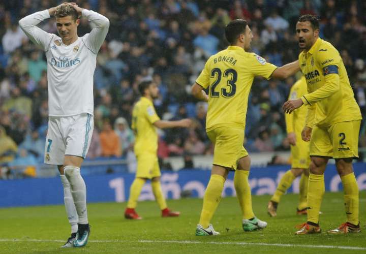 Jugadores del Villarreal celebran el gol que les dio la victoria sobre el Real Madrid. Foto: EFE
