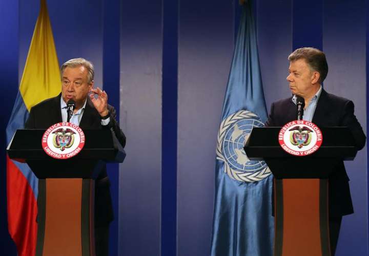 El secretario general de la ONU, António Guterres (i), habla durante una rueda de prensa con el presidente colombiano, Juan Manuel Santos (d), hoy, sábado 13 de enero de 2018, en el Palacio de Nariño en Bogotá (Colombia). EFE