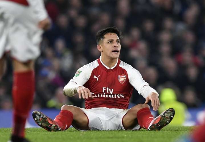  Alexis Sánchez de Arsenal se lamenta luego de una falta /EFE
