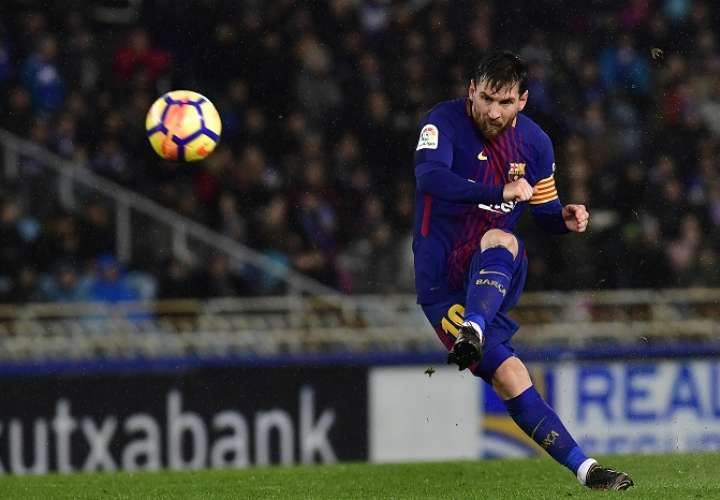 Lionel Messi ensaya un tiro libre hoy/AP