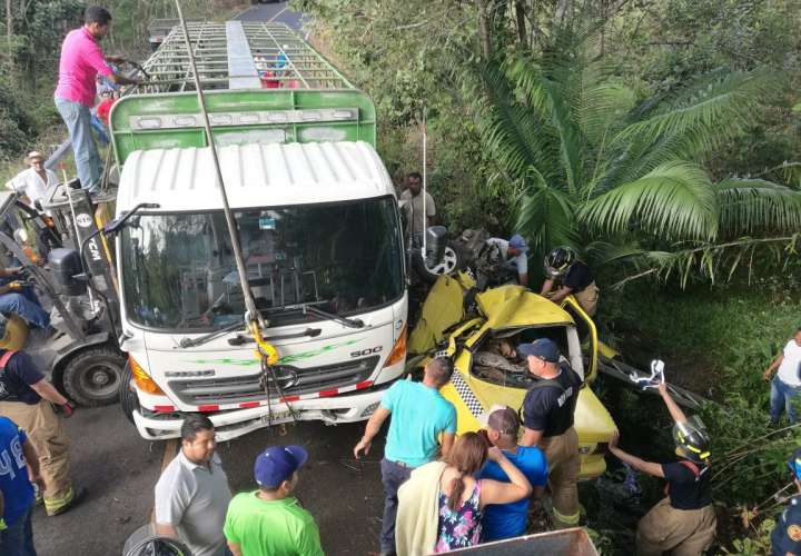 Los ocupantes de taxi quedaron atrapados entre la carrocería del vehículo de donde fueron rescatados por personal del Benemérito Cuerpo de Bomberos de Panamá. /  Foto: Eric Montenegro