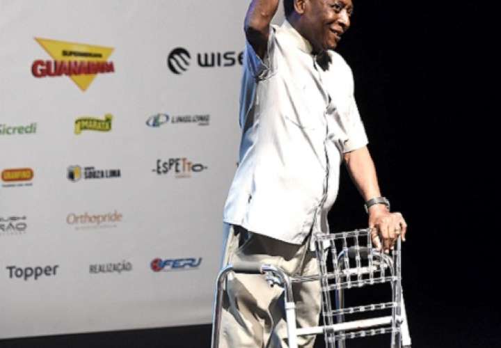 Pelé' acude apoyado en un andador a la ceremonia inaugural del campeonato regional de fútbol del estado de Río de Janeiro. Foto: EFE