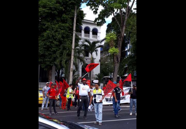 Durante la manifestación pacífica también hicieron entrega de volantes.  /  Foto: @Frenadeso