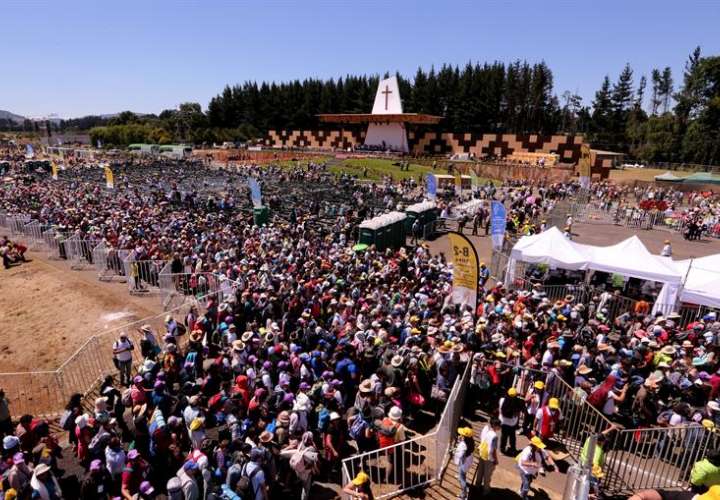 Vista general de la multitudinaria misa ofrecida por el papa Francisco en Temuco (Chile).  /  EFE