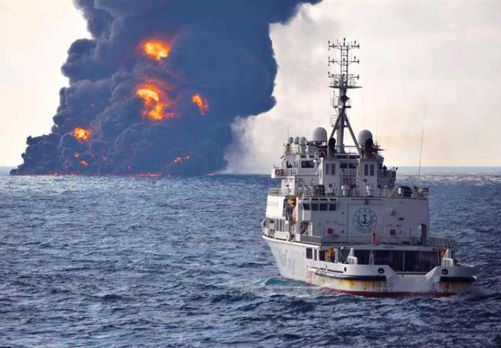 El humo y las llamas se elevan desde el petrolero iraní Sanchi tras su colisión con el mercante CF Crystal al este del río Yangtze junto a la ciudad de Shanghai (China). EFE