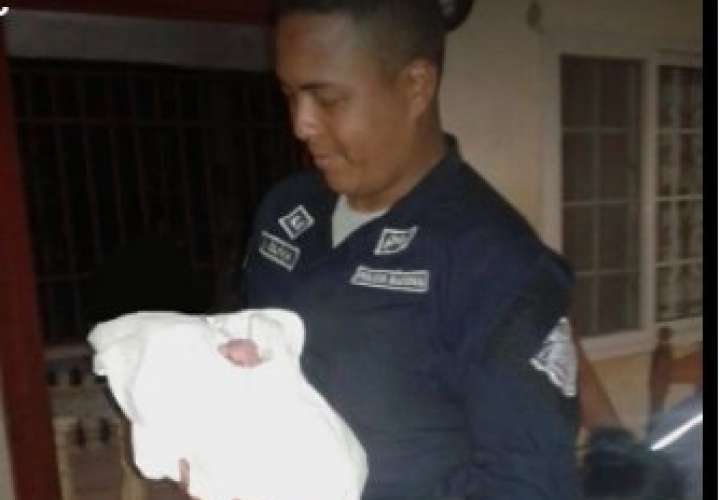 Policías ayuda a mujer en labor de parto en su casa
