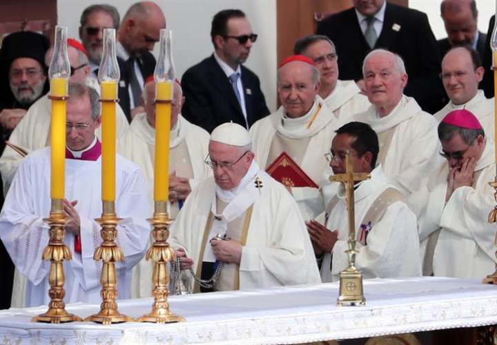 El papa Francisco (c) llega a Playa Lobito hoy, jueves 18 de enero de 2018, en la ciudad de Iquique (Chile), para oficiar la última multitudinaria misa de su visita al país austral. EFE