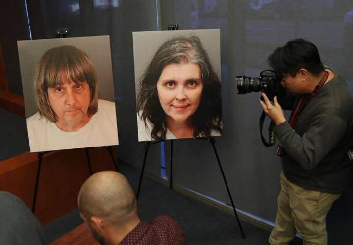 Fotografías de David Turpin y Louise Turpin expuestas durante una conferencia de prensa en la que se anunciaron los cargos en su contra en relación con el caso de abuso a sus 13 hijos en su hogar de Riverside, California (EE.UU.). EFE