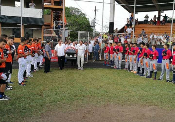 La gloria del béisbol santeño fue despedido con honores  en la ciudad de Las Tablas. Foto: Zenaida Vásquez