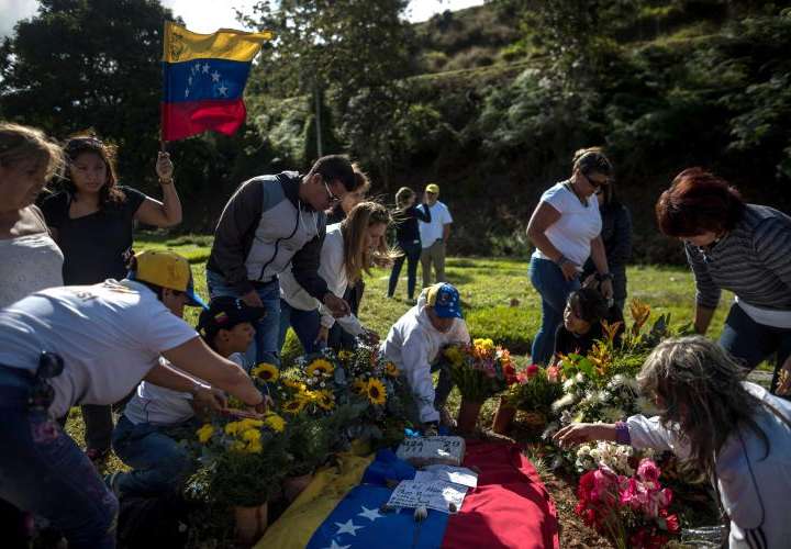 Parientes y simpatizantes despiden a Óscar Pérez con misa en Caracas
