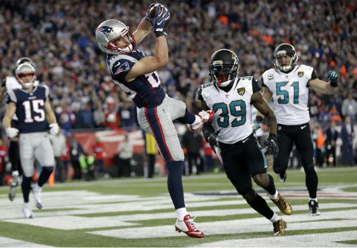 Danny Almendola cuando captura el pase de touchdown que le dio el triunfo a los Patriots. Foto: AP