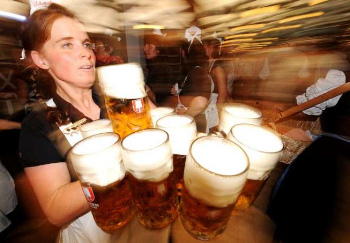 La cerveza está íntimamente vinculada con el fútbol como Alemania o Inglaterra. AP