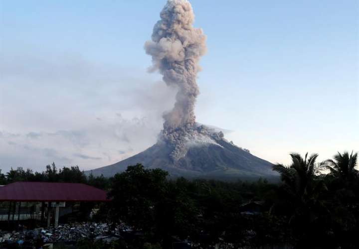Vista del volcán Mayon mientras entra hoy en erupción nuevamente en la ciudad de Daraga, provincia de Albay, (Filipinas). EFE
