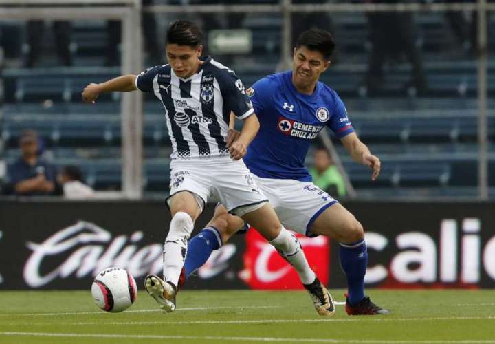 Jonathan González (izq.) disputa un balón en un partido contra Cruz Azul. AP