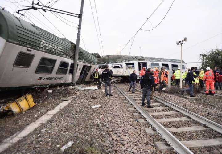 Miembros de los servicios de emergencia trabajan en el lugar del suceso después de que un tren descarrilara cerca de Milán (Italia) este 25 de enero. EFE