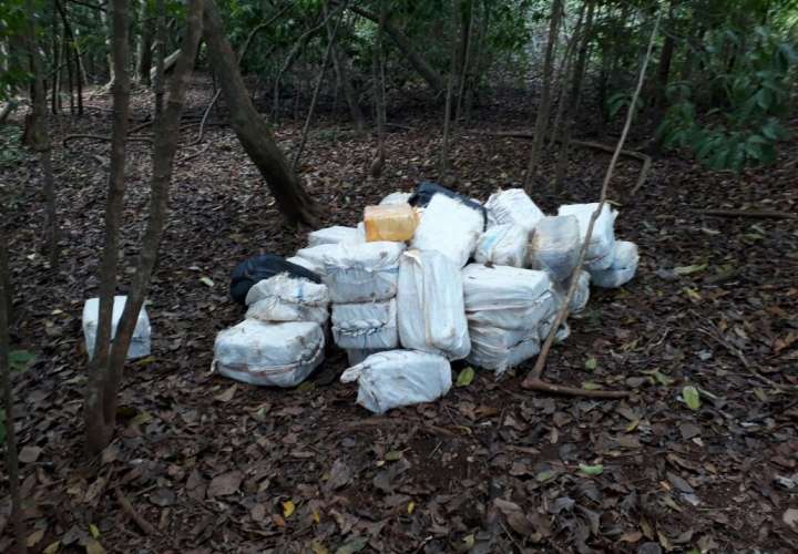 Descubren caleta con 1,996 paquetes de cocaína en costa de Veraguas