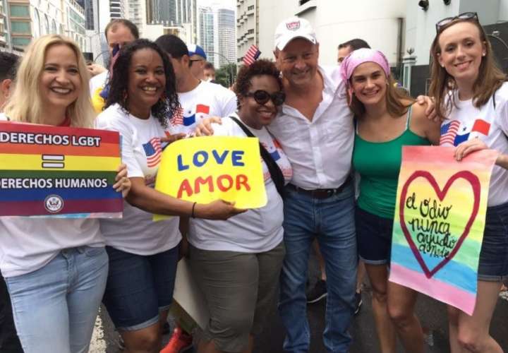 John D. Feeley, al igual que otros embajadores, han participado en las marchas prorespeto a la diversidad sexual, sobre toda la última organizada en julio por la comunidad LGBTI de Panamá.