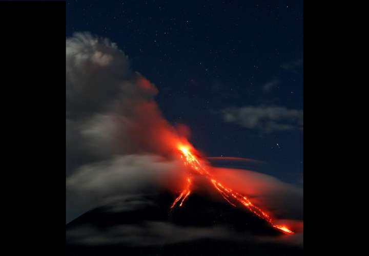 El volcán Mayon escupe lava y cenizas durante una erupción vista desde Daraga (Filipinas). EFE