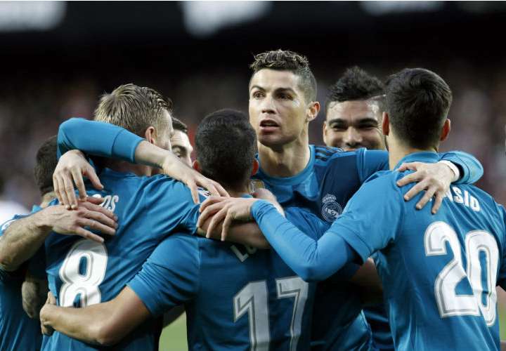 Jugadores del Real Madrid celebran uno de los goles anotados en el partido.